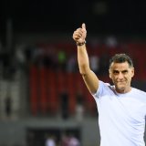 L'entraineur du FC Sion Didier Tholot fete la victoire avec les supporters lors de la rencontre de football de Challenge League entre FC Sion et FC Aarau le vendredi 28 juillet 2023 au stade de Tourbillon a Sion. (KEYSTONE/Jean-Christophe Bott)